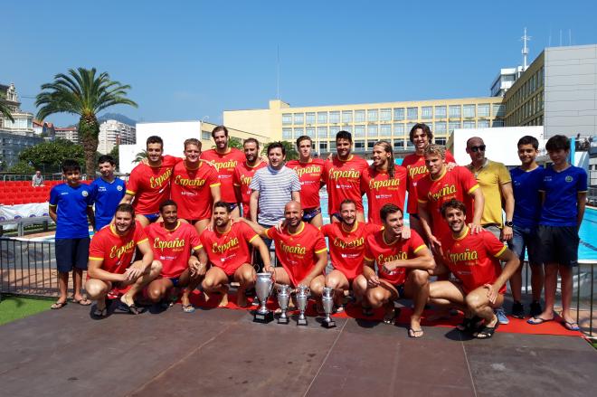 La selección española con el trofeo conquistado en Portugalete (Foto: RFEN).
