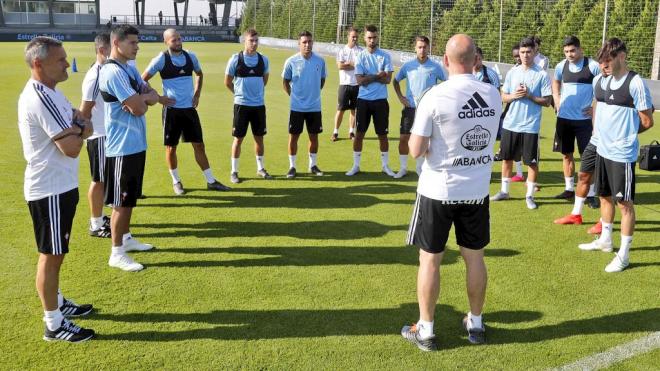 Los jugadores del Celta, atentos a las palabras de Miguel Villagrasa (Foto: RCCV).
