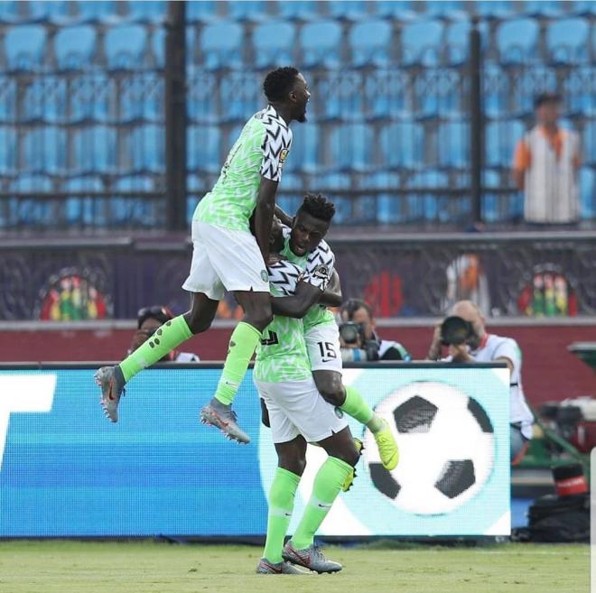 Moses Simon celebra un gol con Nigeria