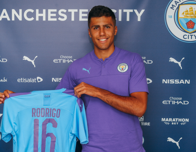 Rodrigo posa con la camiseta del Manchester City.