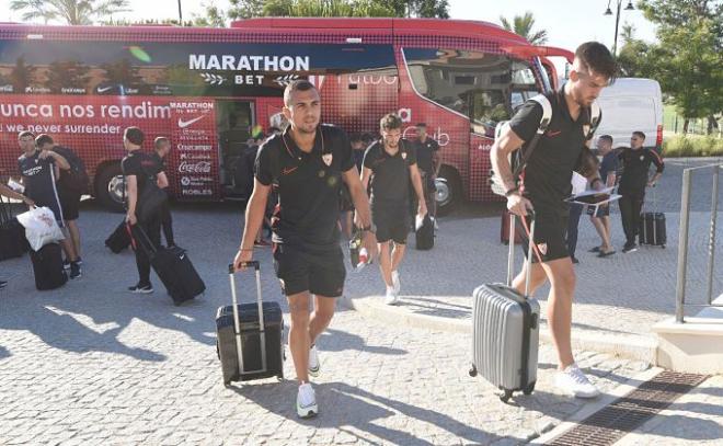 Los futbolistas del Sevilla a su llegada a la concentración de Lagos (foto: SFC).