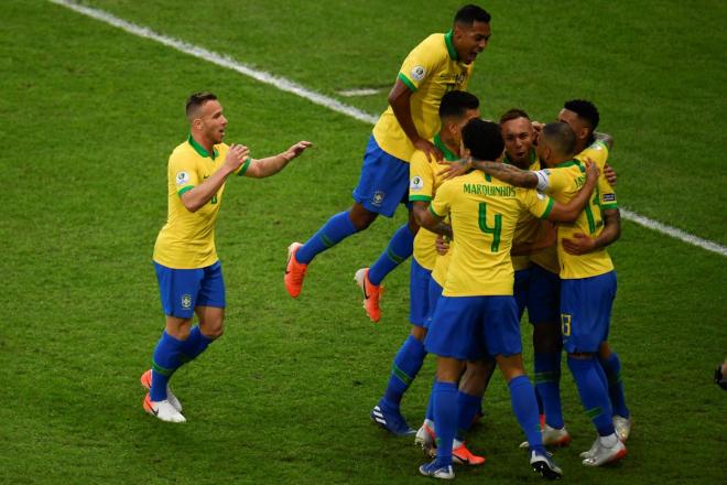Los jugadores de la selección de Brasil celebran uno de los goles ante Perú.