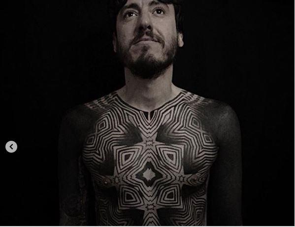 Cristian Álvarez muestra su gran tatuaje en el pecho.