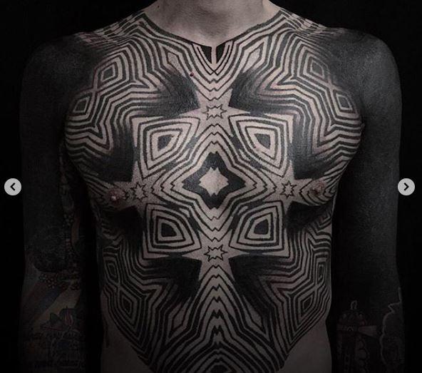 El tatuaje de Cristian Álvarez en el pecho.