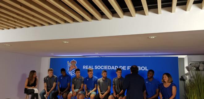 Jokin Aperribay saluda a los nuevos jugadores de la Real Sociedad, Remiro incluido.