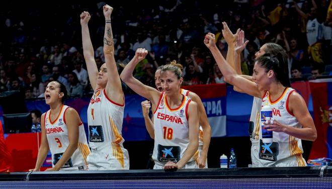 Las jugadoras de la selección española femenina celebran la victoria.