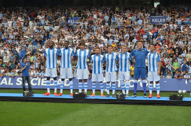Los nuevos jugadores de la Real Sociedad en la presentación conjunta en Anoeta (Foto: Giovanni Batista).