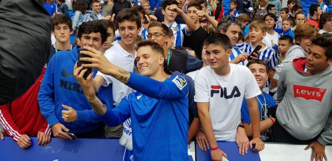 Álex Remiro se fotografía con aficionados en la presentación de la Real Sociedad (Foto: Giovanni Batista).