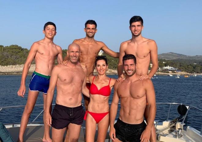 Zinedine Zidane y su familia, de vacaciones en Ibiza.