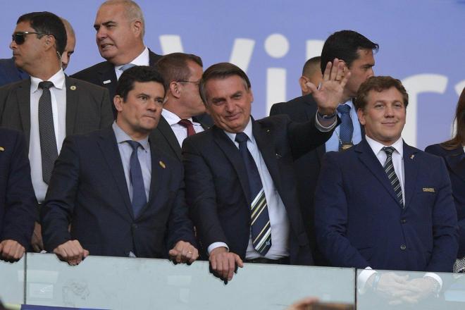 Jair Bolsonaro saluda desde el palco en la final de la Copa América.