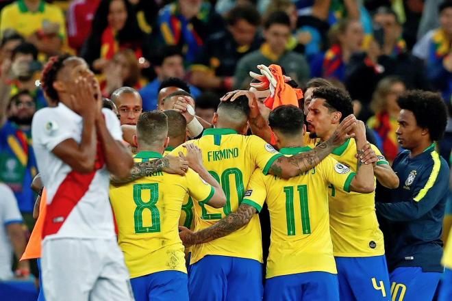 Los jugadores de Brasil celebran el título de la Copa América ante Perú.