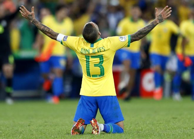 Dani Alves celebra el título de Copa América de Brasil.