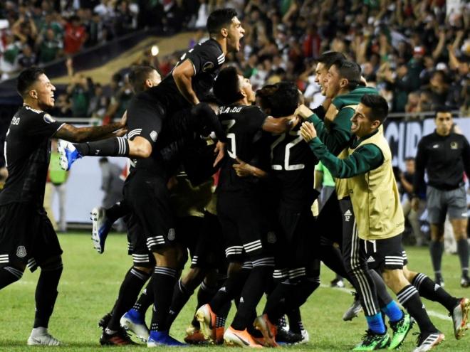 Los jugadores de México celebran el gol de Dos Santos en la final de la Copa de Oro.