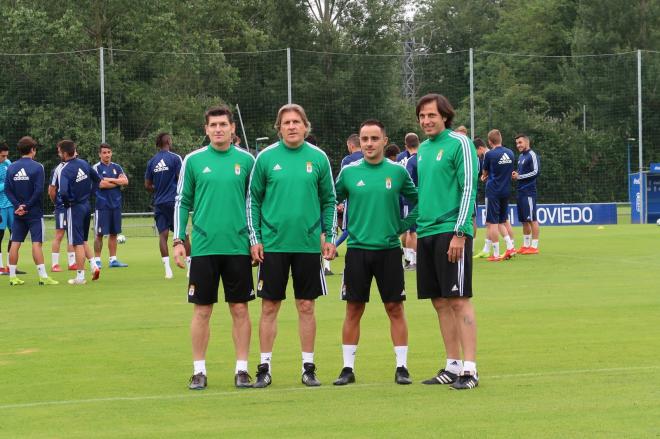 El cuerpo técnico del Oviedo antes del primer entrenamiento de pretemporada.