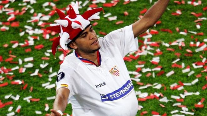 Daniel Alves celebra la Copa de la UEFA ganada en 2006.