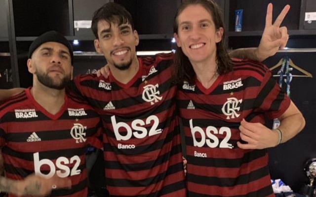 Filipe Luis posa con Paquetá y Alves con la camiseta del Flamengo.