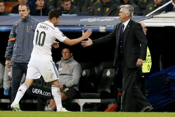James y Ancelotti se dan la mano en un partido del Real Madrid.