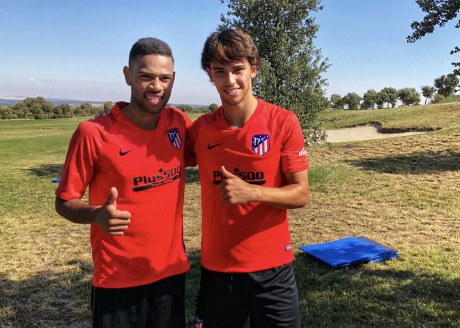 Joao Felix y Lodi posan en el entrenamiento del Atlético de Madrid.