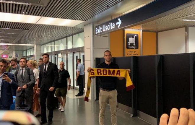 Pau López posa con la bufanda de la Roma en el aeropuerto de Fiumicino.