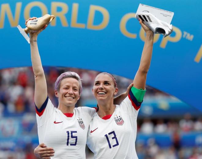 Rapinoe y Morgan celebran el Mundial de Francia 2019, un hito del fútbol femenino.