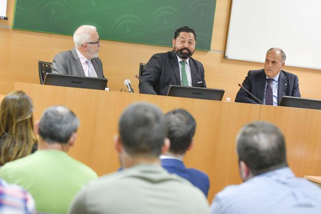 Tebas, junto a Arrabal durante su charla en el Instituto Andaluz del Deporte.