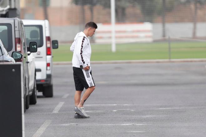 Santi Mina en su regreso a los entrenamientos con el Valencia (Foto: David González).