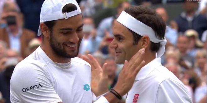 Matteo Berrettini y Roger Federer charlan tras su partido de Wimbledon.