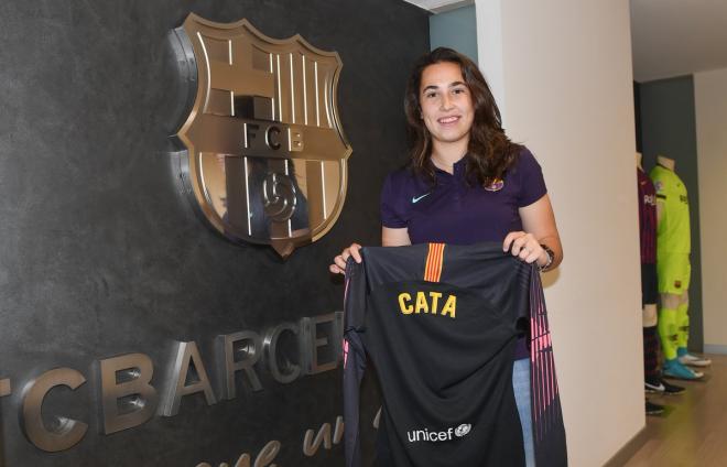 Cata Coll, posando con la camiseta del Barcelona (Vía FC Barcelona).