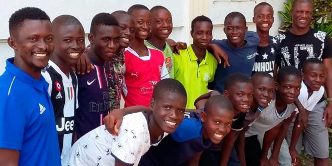 El equipo de fútbol de Sierra Leona Diamond Child participa en la Donostia Cup.