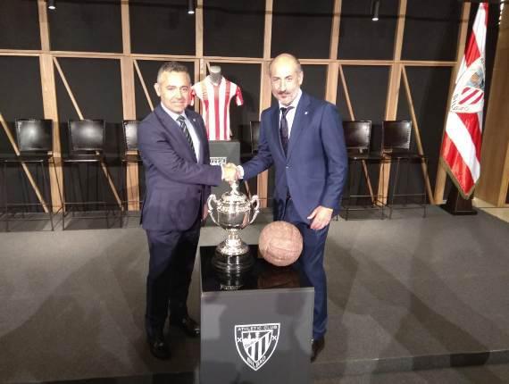 Aitor Elizegi y el expresidente del Elche, Diego García, en el homenaje a los campeones de la Copa'69 (Foto: DMQ).