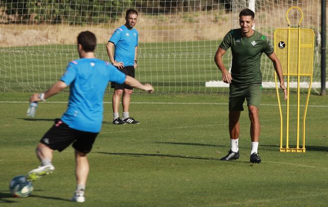 Rubi, con Feddal, en un entrenamiento del Betis (Foto: Cristo García).