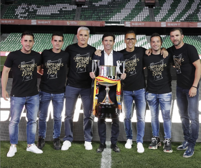 Parte del cuerpo técnico de Marcelino, con la Copa del Rey.