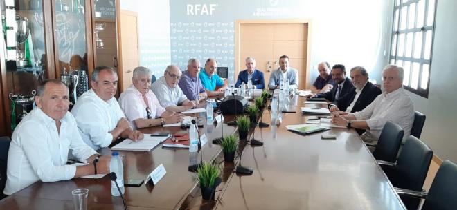 Los participantes de la reunión de lunes en la RFAF (Foto: RFAF).