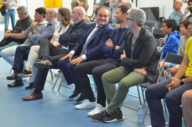 Xabi Alonso, junto a Jokin Aperribay y Roberto Olabe, en su presentación como entrenador del Sante (Foto: Giovanni Batista).