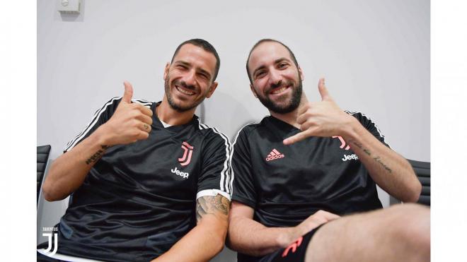 Bonucci y Gonzalo Higuaín, en el inicio de la pretemporada de la Juventus (Foto: Juventus).