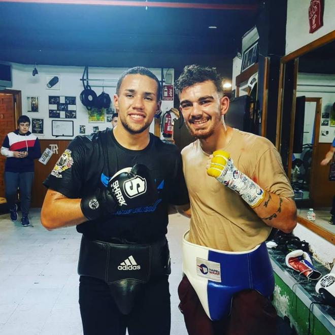 El bilbaíno Jon Jader, aquí junto a Jon Fernández, debutaba en el boxeo profesional en Ordizia.