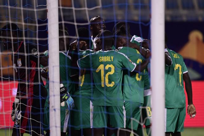 Los jugadores senegaleses celebran el gol de Gueye.