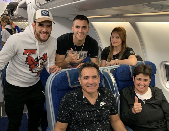 Maxi Gómez, en un avión, junto a su familia (Foto: Instagram).