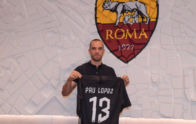Pau López posa con la camiseta de la Roma.