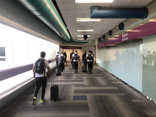 La expedición blanquivioleta, en el Aeropuerto Internacional de Miami (Foto: Real Valladolid).