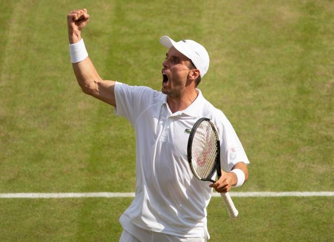 Roberto Bautista celebra su victoria en cuartos de Wimbledon.
