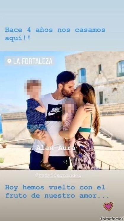 Rudy Fernández y Helen Lindes posan con sus hijos en Sa Fortaleza, el lugar en el que se casaron.