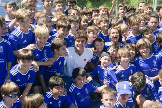 Sangalli posa con los niños en su visita la campus del Oviedo.