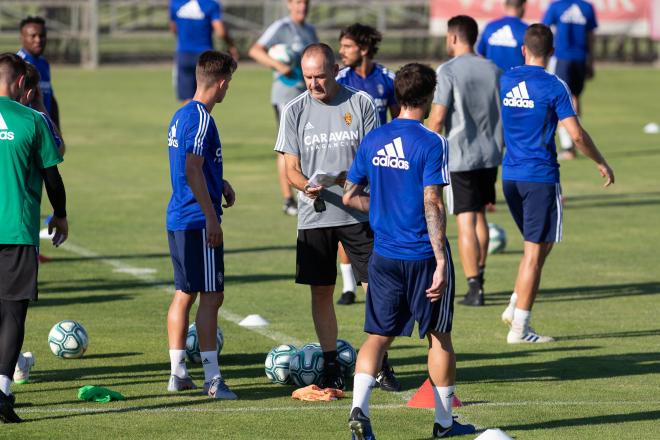 Víctor Fernández, en uno de los entrenamientos del Real Zaragoza (Foto: Daniel Marzo).