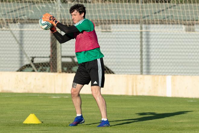 Cristian Álvarez durante un entrenamiento del Real Zaragoza (Foto: Daniel Marzo).