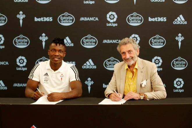 Aidoo, junto a Mouriño, tras firmar por el Celta (Foto: RCCV).