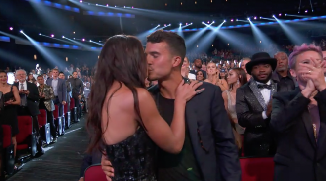La futbolista Alex Morgan besa a su marido Servando Carrasco en los Premio ESPY.