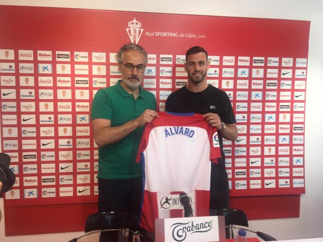 Álvaro Vázquez posa junto a Torrecilla en su presentación como jugador del Sporting de Gijón