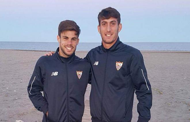 Miguel Cera, a la izquierda, jugador del Sevilla Atlético. (Twitter)