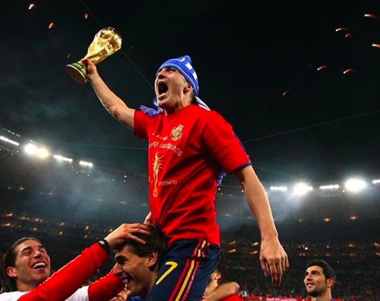 David Villa levanta el título de campeón del mundo con España.